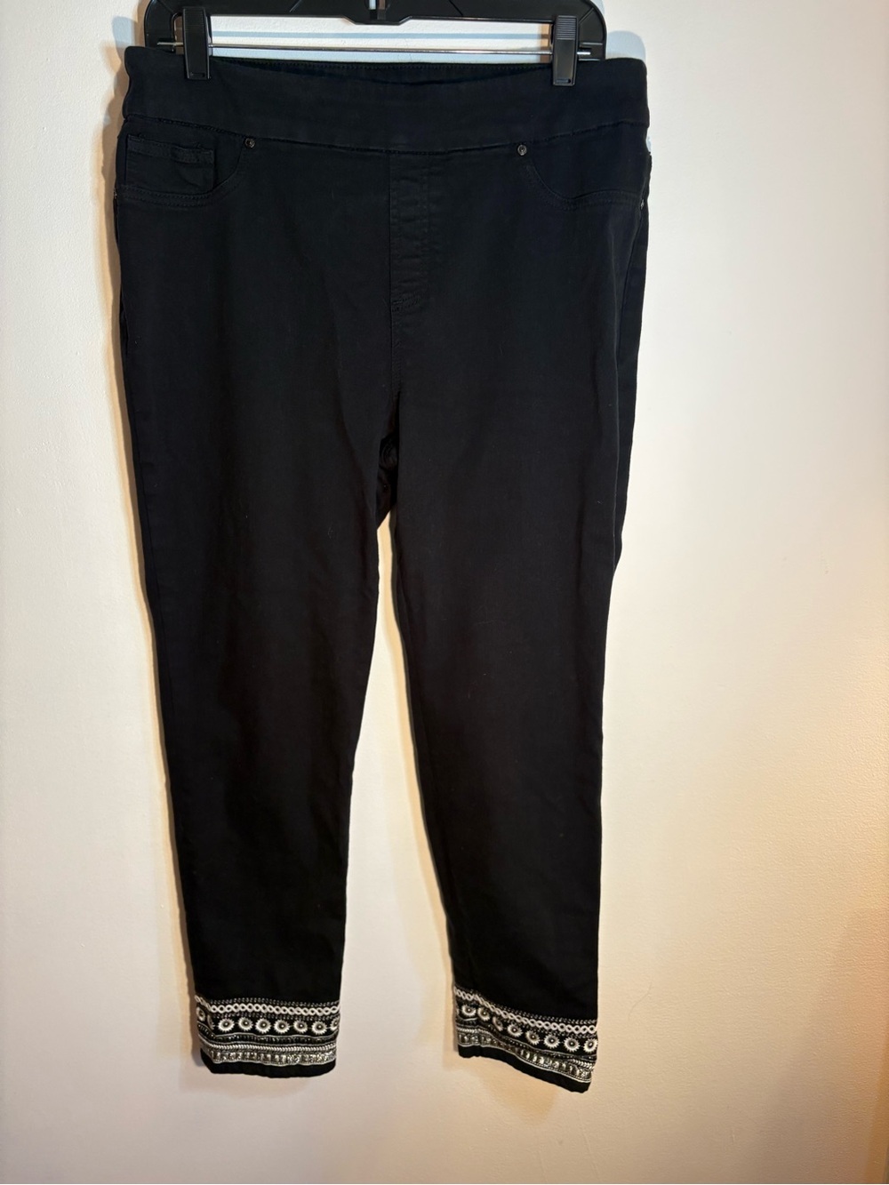 Chico’s Black Embellished Hem Jegging Ankle Pants Women’s Size 1.5R (US 10)